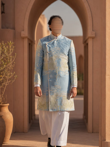 Sawmah - silhouette masculine en cape claire sous une arche