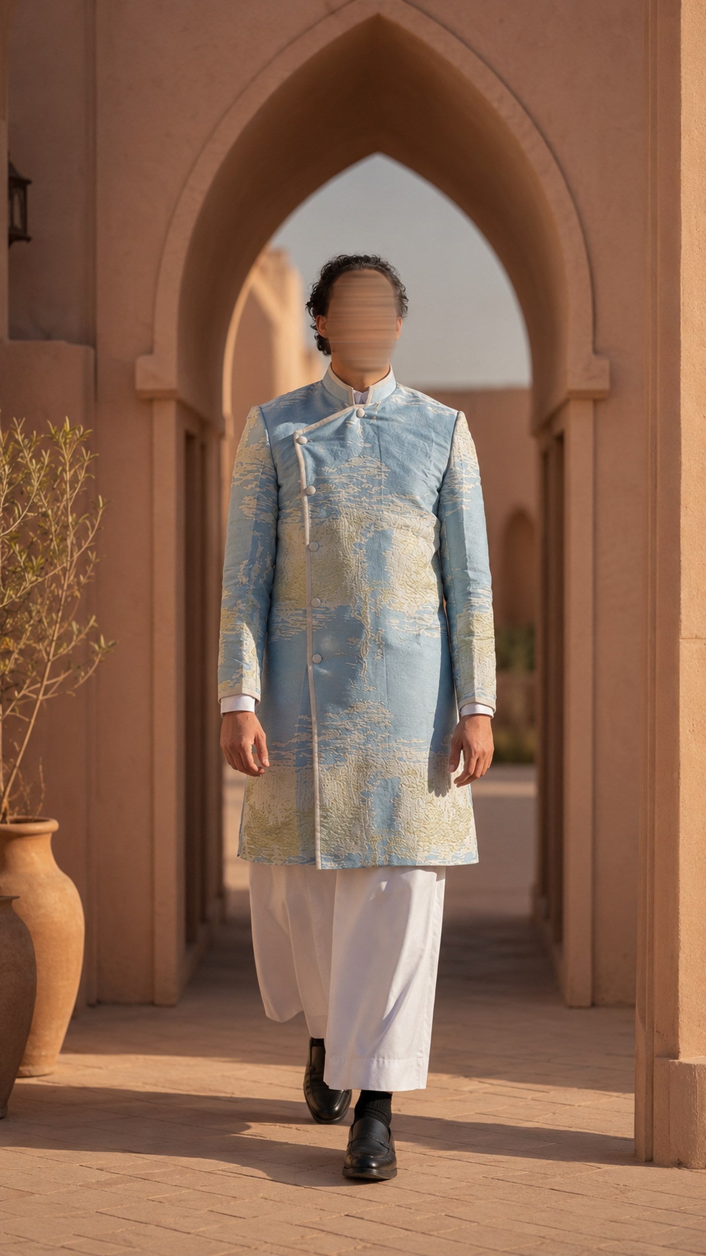 Sawmah - silhouette masculine en cape claire sous une arche